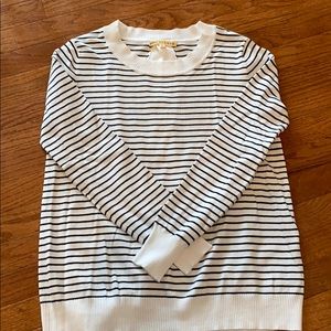 Women’s sweater with cute back detail